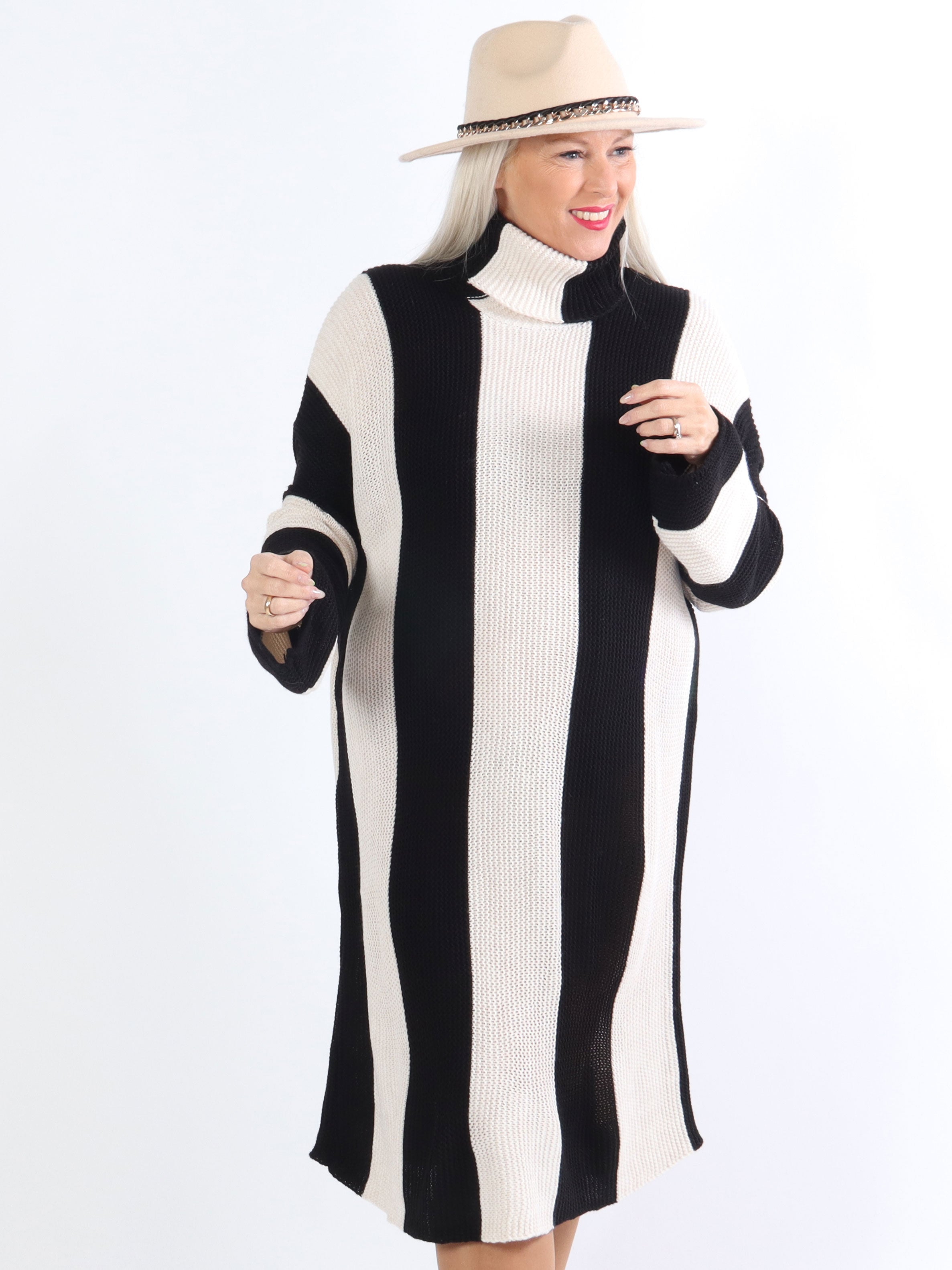 Alitta - Plus size strikkjole med rullekrave
